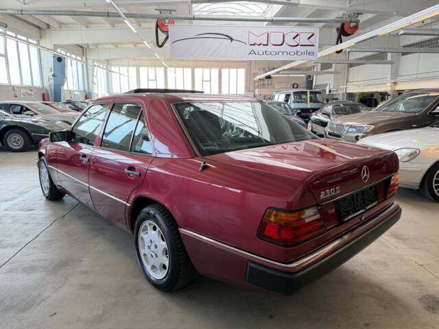 Mercedes-Benz 230 E