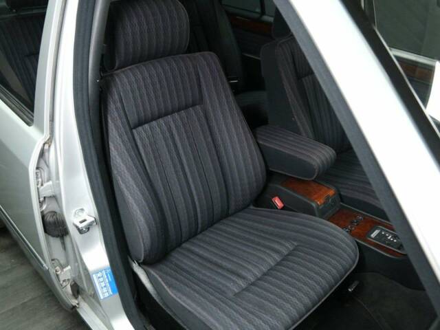 Mercedes-Benz 300 E-24