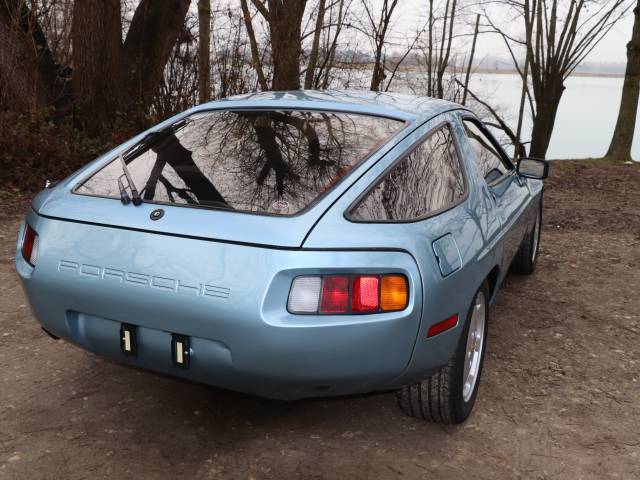 Porsche 928 - Back