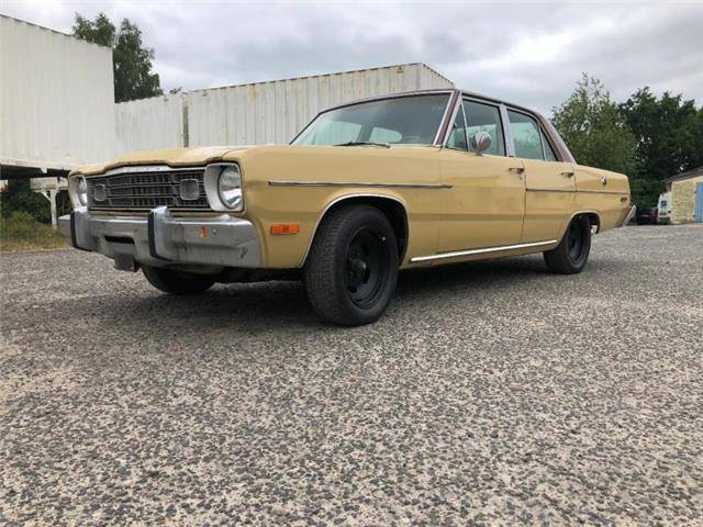 Image 1/10 of Plymouth Valiant 4-Door Sedan 318 (1974)