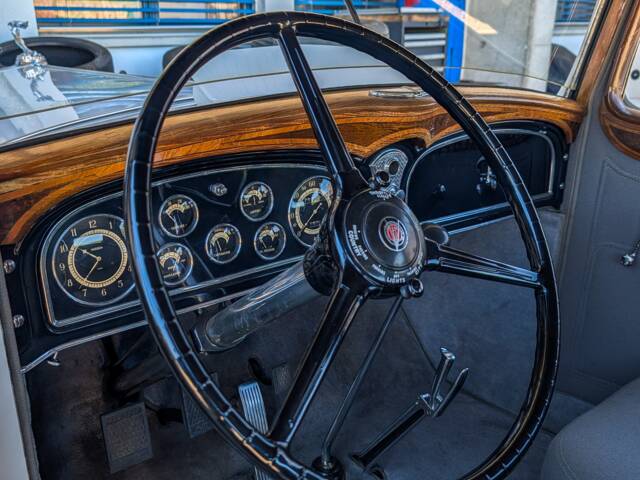 Cadillac 452 B Town Coupe