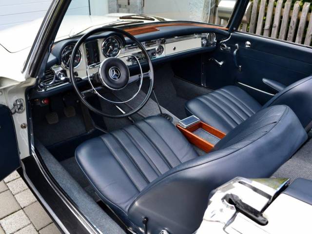 Mercedes-Benz 230 SL