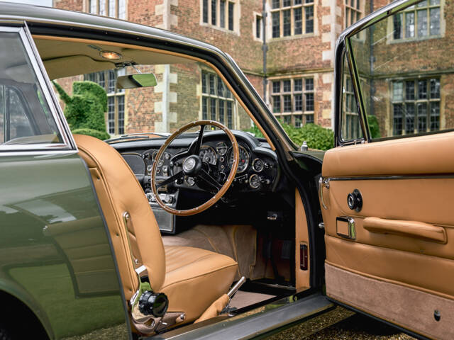 Aston Martin DB 6 Mk II