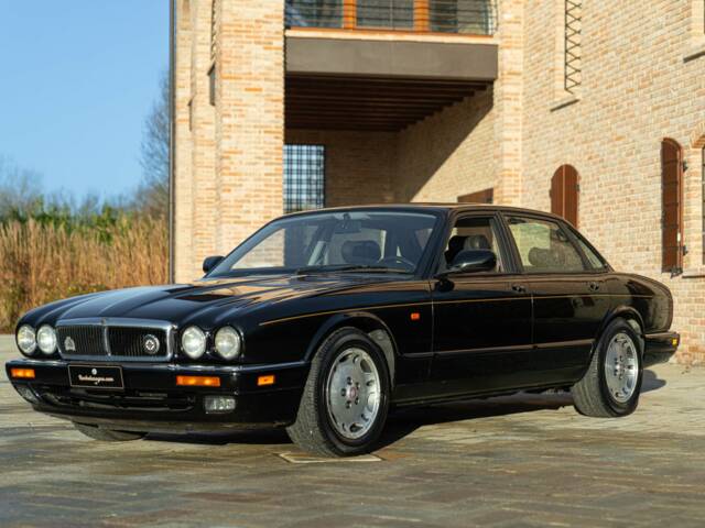 Bild 1/50 von Jaguar XJ 6 4.0 Sport (1995)