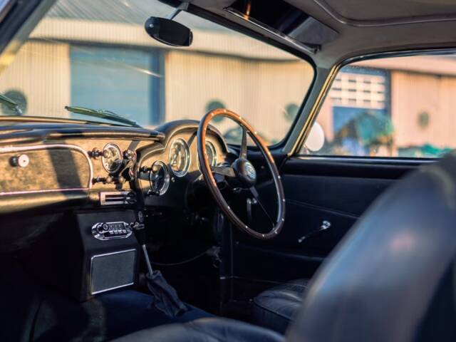 Aston Martin DB 4