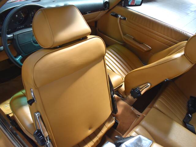 Mercedes-Benz 560 SL