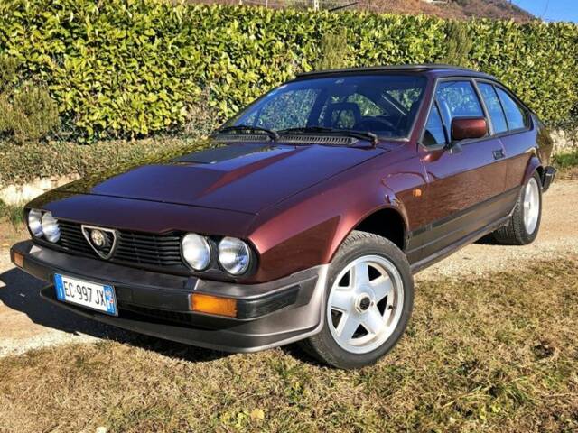 Afbeelding 1/7 van Alfa Romeo GTV6 3.0 (1985)