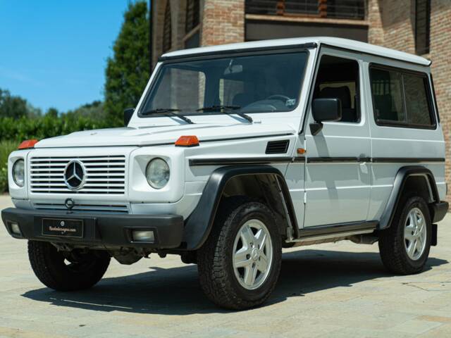 Image 1/50 of Mercedes-Benz 200 GE (SWB) (1993)