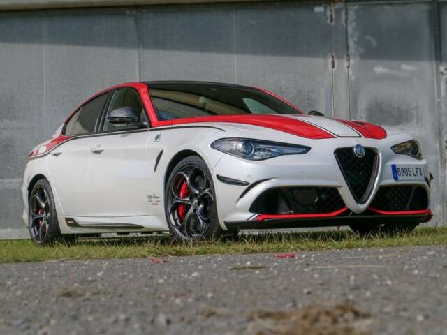 Image 1/7 de Alfa Romeo Giulia Quadrifoglio (2020)