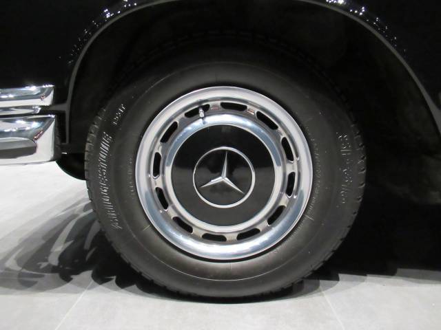 Mercedes-Benz 280 SE