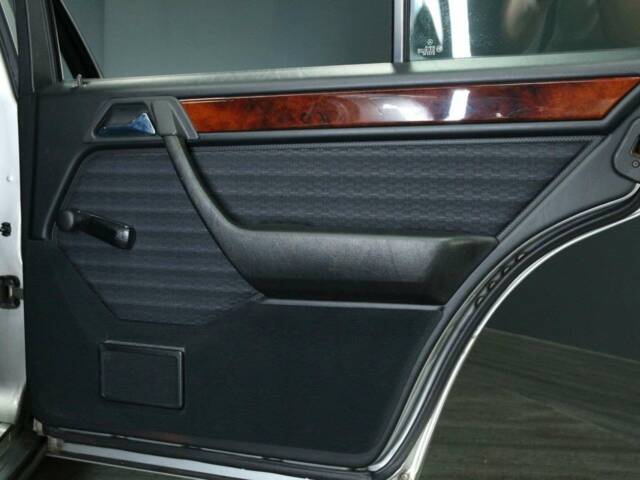 Mercedes-Benz 300 E-24