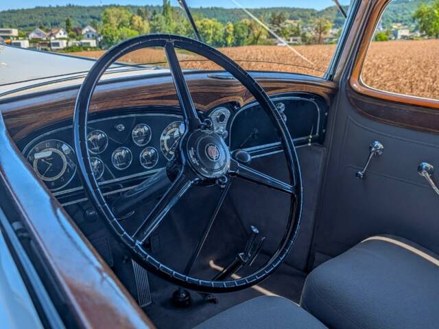 Cadillac 452 B Town Coupe