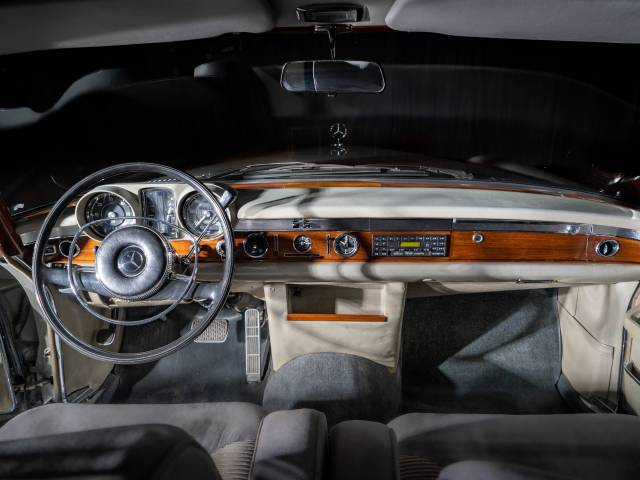 Mercedes-Benz 600