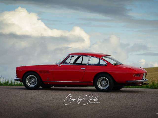 Bild 1/29 von Ferrari 330 GT 2+2 (1964)