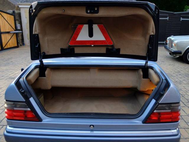 Mercedes-Benz 320 CE