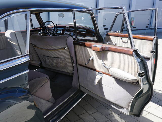 Mercedes-Benz 300 d