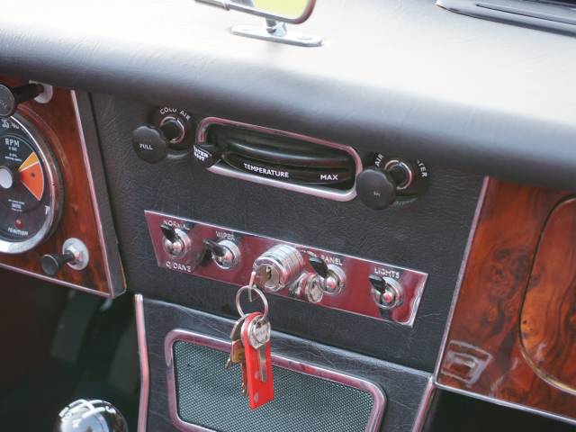 Austin-Healey 3000 Mk III (BJ8)