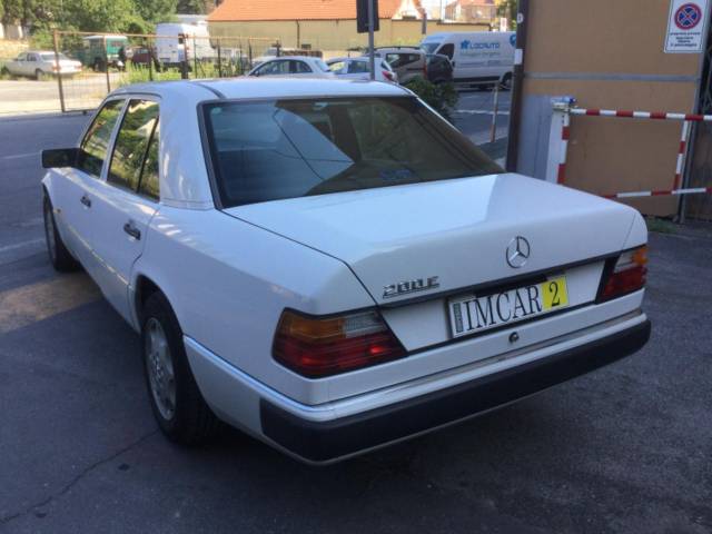 Mercedes-Benz 200 E