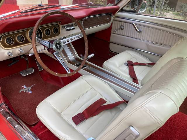 Ford Mustang 289 - Ford Mustang Rangoon Red et sellerie Aqua White.