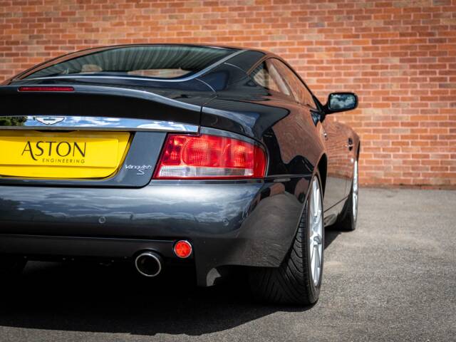 Aston Martin V12 Vanquish S