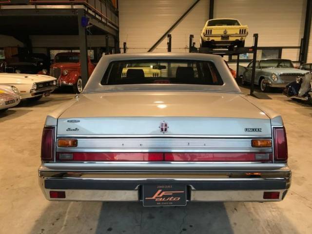 Lincoln Town Car