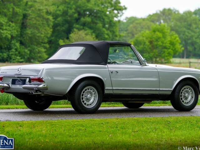 Mercedes-Benz 230 SL