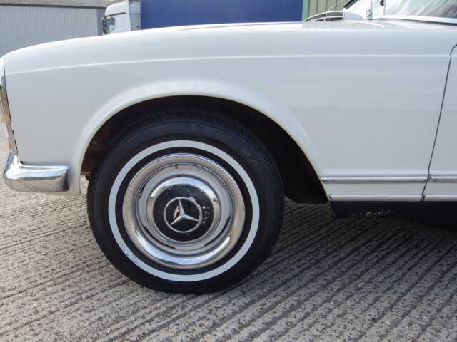 Mercedes-Benz 230 SL