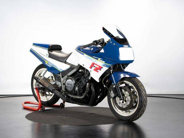 Yamaha FZ 750