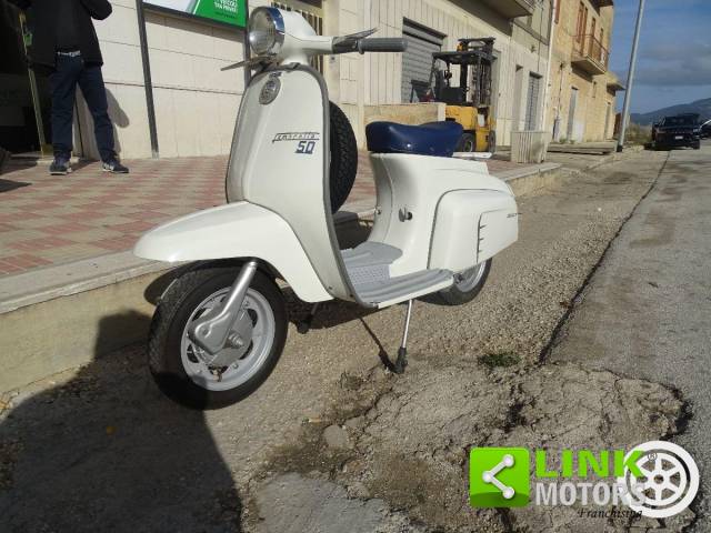 Lambretta V50 Special Usata  . Perfect For The 16 Year Old That Wants To Ooze Style Or The Older Rider That Can Ride On There Car Licence Without The Dreaded L Lambretta V50 Special Lambretta Introduces The Double Layered Side Panel.