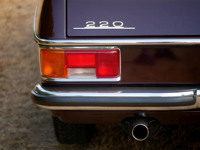 Mercedes-Benz 220