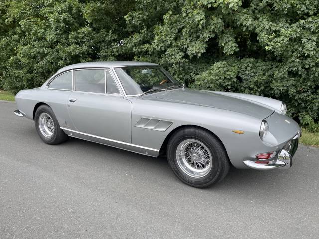 Image 1/26 of Ferrari 330 GT 2+2 (1966)