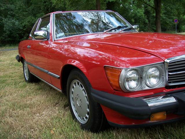 Mercedes-Benz 560 SL