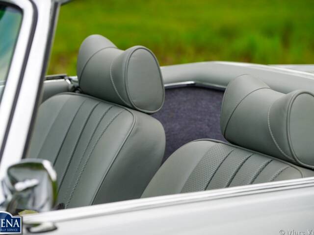 Mercedes-Benz 230 SL