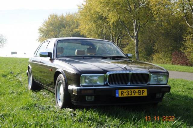Image 1/9 of Daimler Double Six (1993)