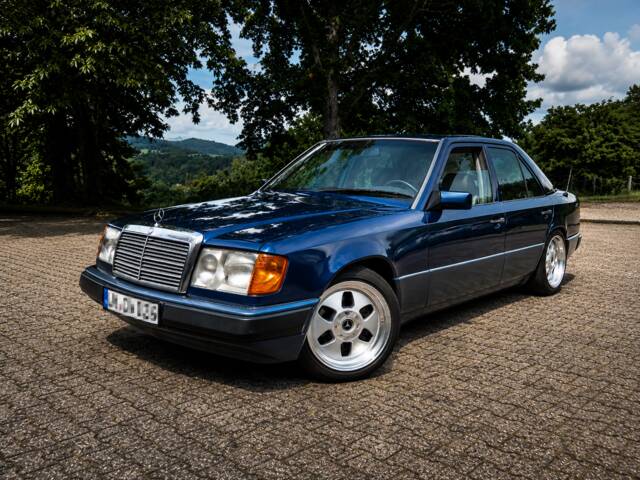 Image 1/54 of Mercedes-Benz 200 E (1992)