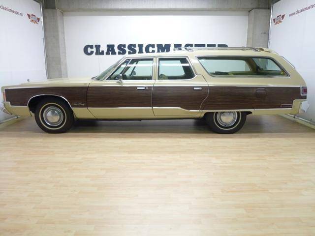 Image 1/12 of Chrysler Town & Country (1975)