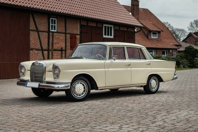 Bild 1/42 von Mercedes-Benz 220 SE b (1965)
