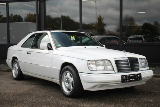 Bild 1/8 von Mercedes-Benz 220 CE (1993)