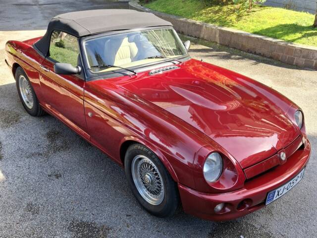 Image 1/8 of MG RV8 (1994)