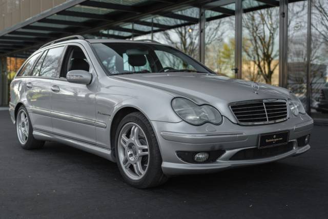 Image 1/26 of Mercedes-Benz C 32 AMG T (2002)