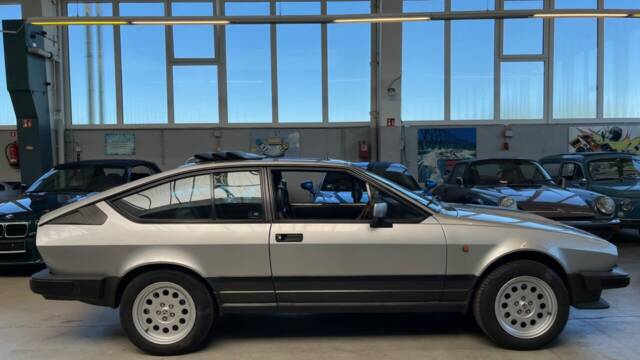Bild 1/42 von Alfa Romeo GTV6 3.0 (1985)