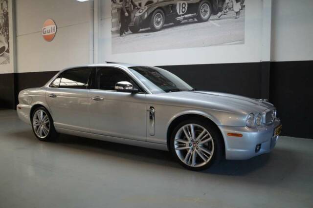 Bild 1/50 von Jaguar XJ 8 4.2 (2007)