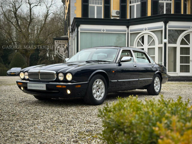 Image 1/100 of Daimler V8 (1997)