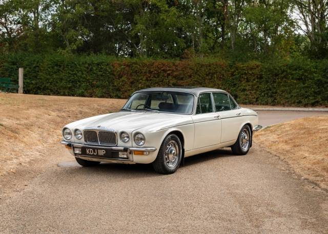 Immagine 1/11 di Daimler Double Six Vanden Plas (1975)