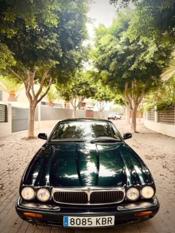 Image 1/10 of Jaguar XJ 8 Executive (2000)