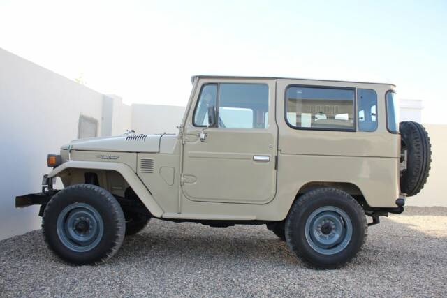 Image 1/8 of Toyota Land Cruiser FJ 40 (1979)
