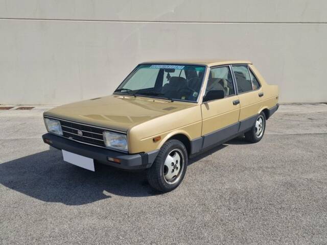 Image 1/7 de FIAT 131 Super-Mirafiori 2000 TC (1982)
