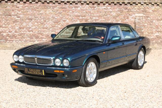 Bild 1/50 von Jaguar XJ 8 4.0 Executive (2001)