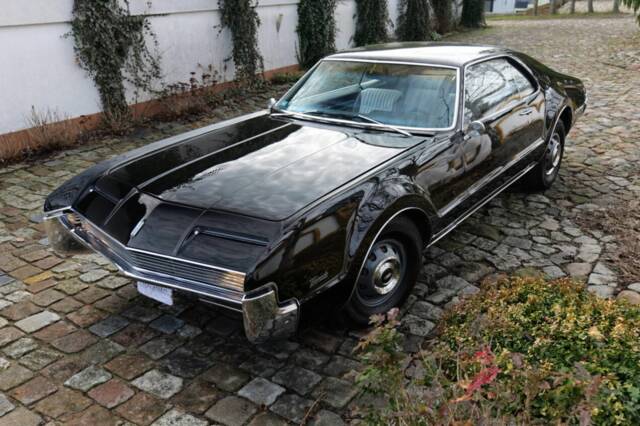 Image 1/8 of Oldsmobile Toronado (1966)