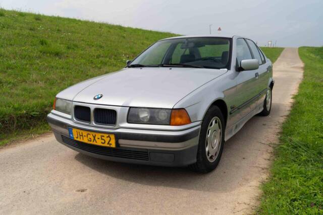 Image 1/40 de BMW 320i (1994)